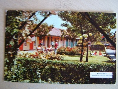Postkarte - BUTLIN'S, CHALETS IN GARTENKULISSE. Gebraucht 1963.
