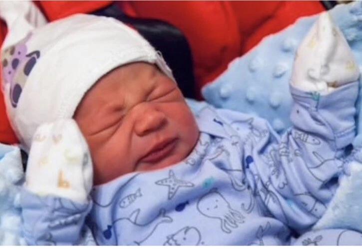 Sombrero de nudo superior azul marino, mitones para ir a casa conjunto de regalo de baby shower/talla 0-6 M Foto 3 de 4