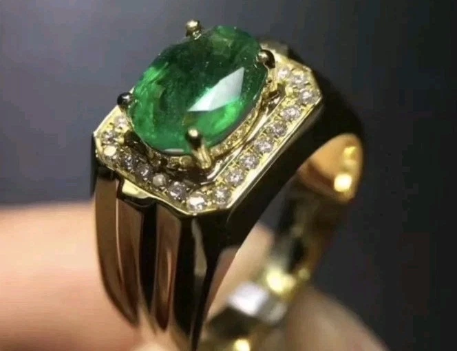 Anillo de compromiso solitario de esmeralda para hombre en anillo de oro amarillo macizo de 14 k Foto 4 de 4