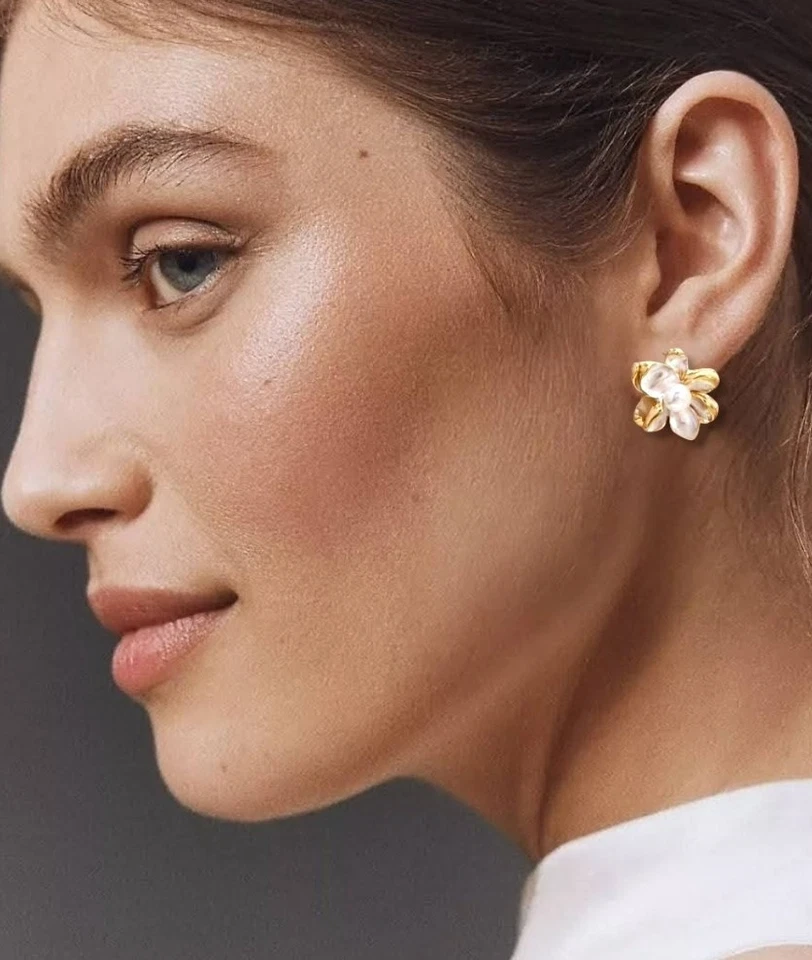 Pendientes Anthropologie Flor Perla Oro  Foto 3 de 4