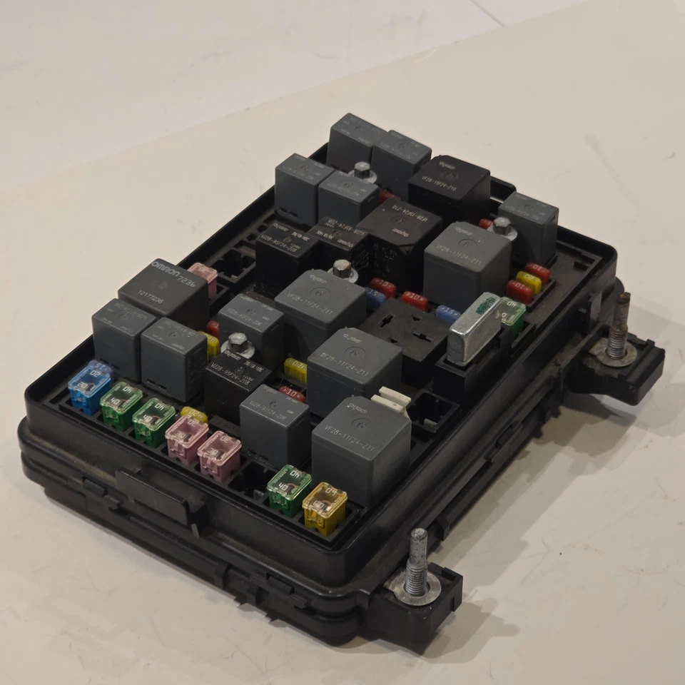 06-09 PONTIAC SOLSTICE Front Engine Bay Fuse Junction Relay Box R61865-001 OEM - Image 2 of 4
