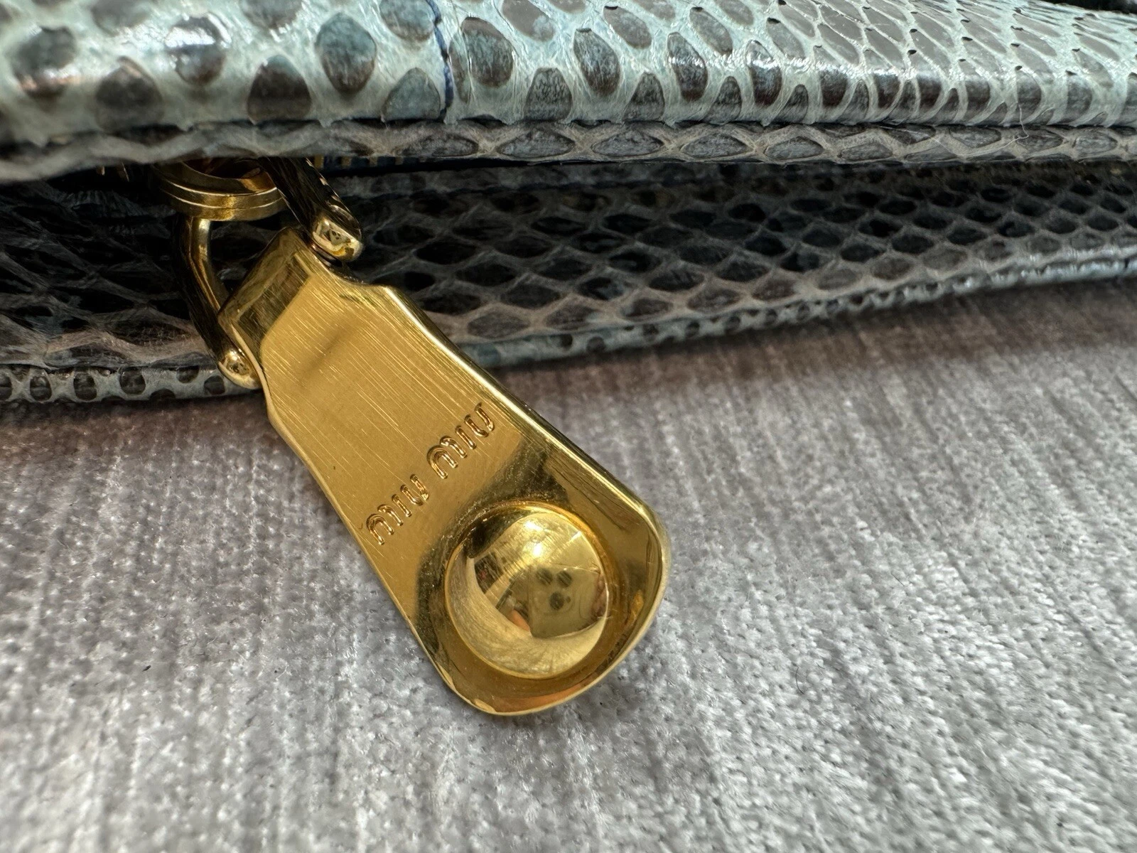 Borsa vintage Miu Miu grande pochette sera formale blu nero pelle di serpente pitone