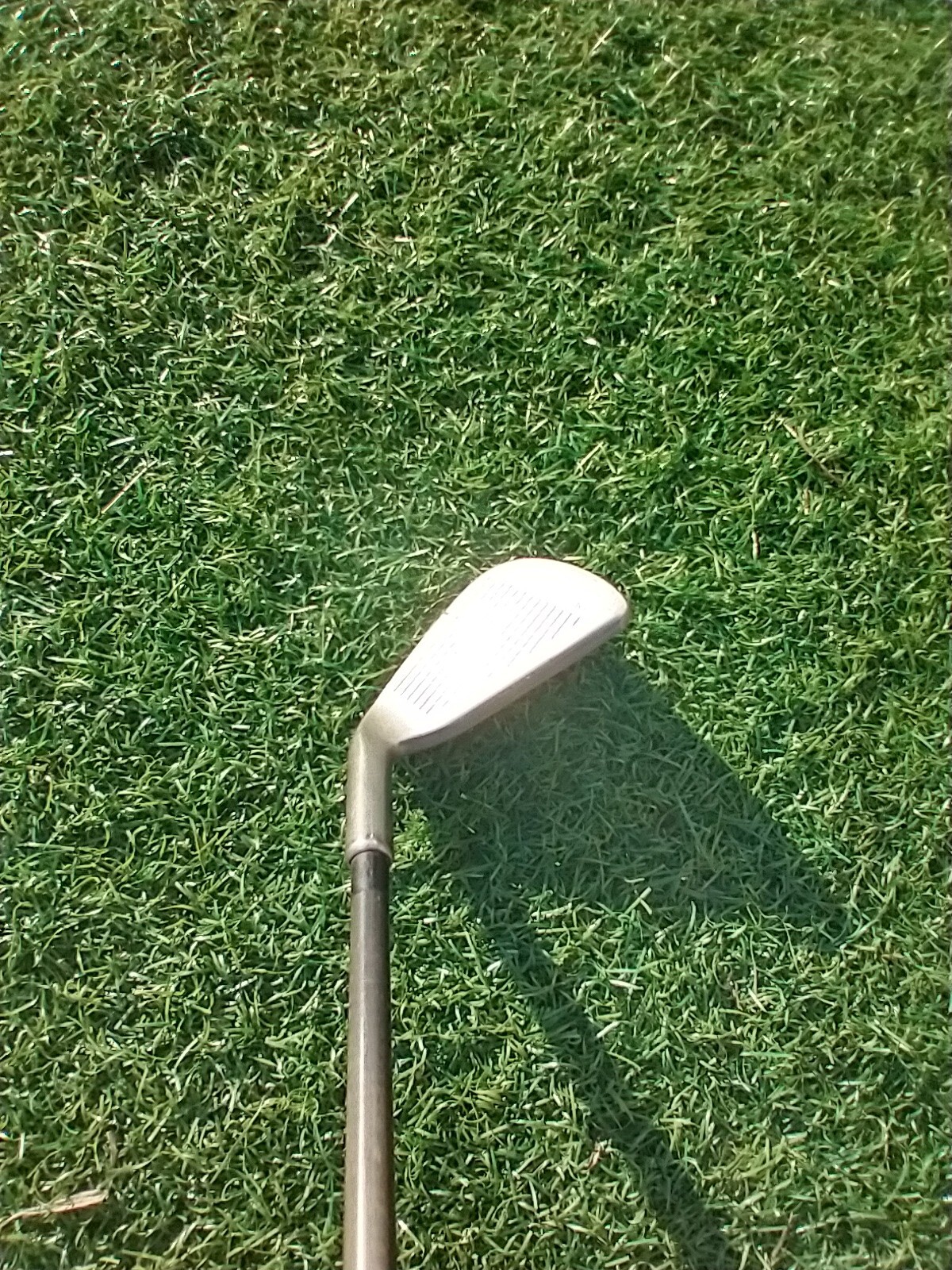 DYNACRAFT 2 IRON W/RH ALDILA GRAPHITE SHAFT & CHAMOIS GRIP NICE