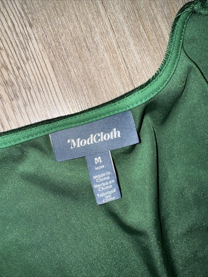 Vestido Babydoll ModCloth Terciopelo Verde Esmeralda Vacaciones Manga Campana Talla Mediana Usado en Excelente Condición Foto 2 de 4