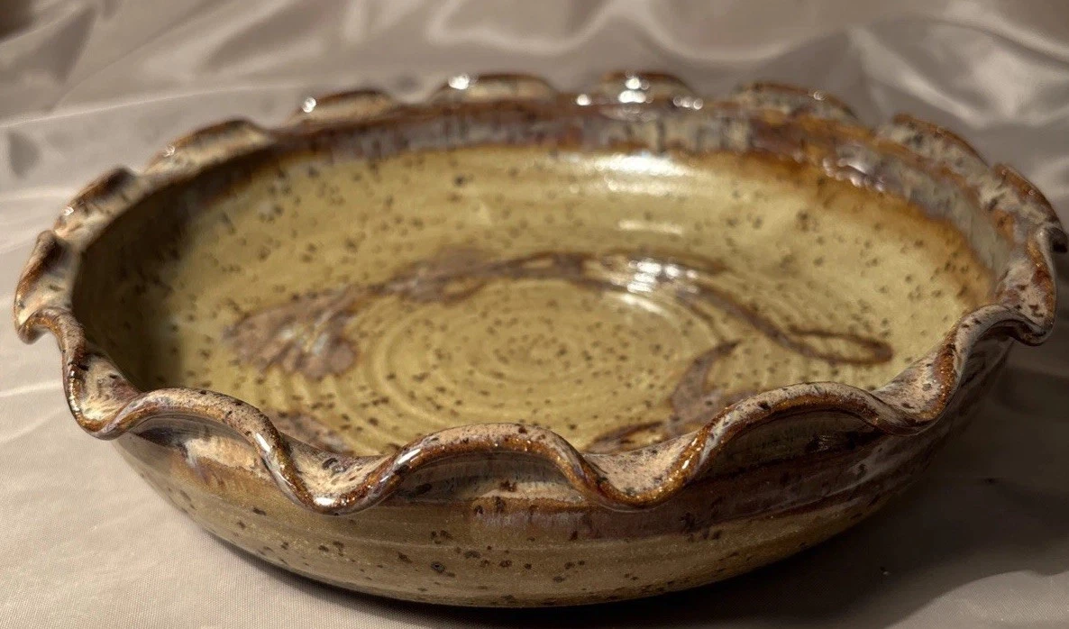 VINTAGE HANDMADE ART POTTERY RUFFLED EDGE PIE DISH ~ SIGNED BY ARTIST