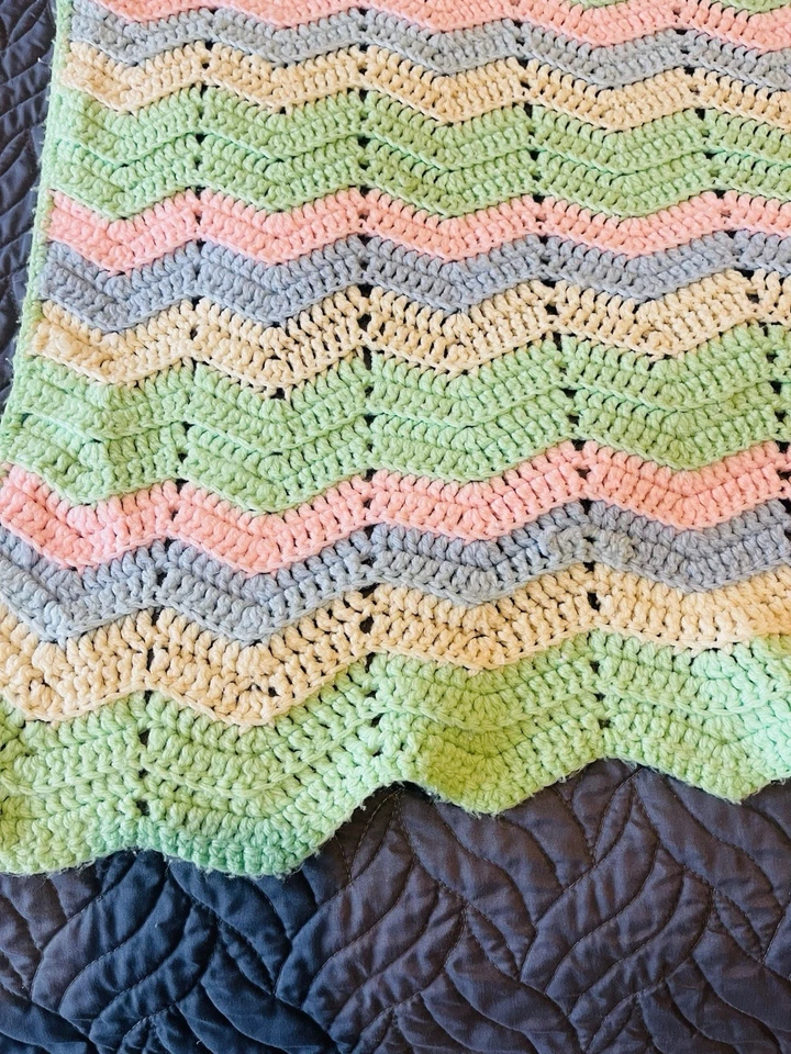 "Manta de bebé de ganchillo hecha a mano verde, azul, tostado y rosa patrón Chevron 50""x 40""" Foto 3 de 4