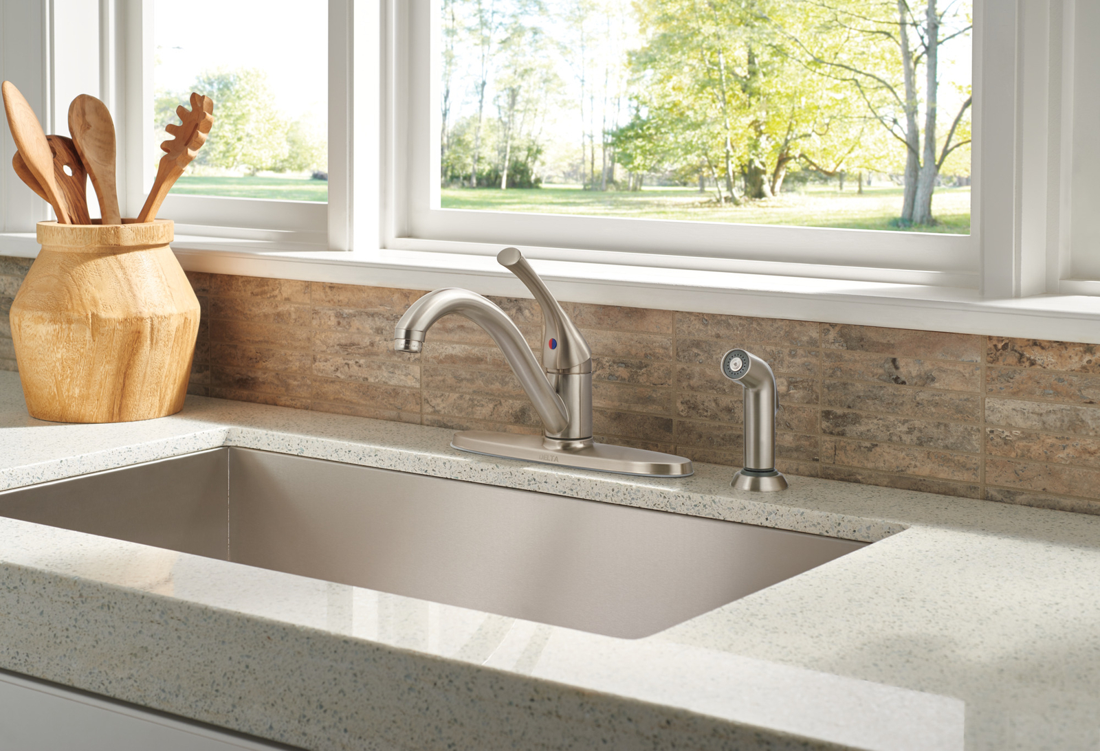 Delta 1-Handle Kitchen Faucet w/ Spray Stainless-Certified Refurbished