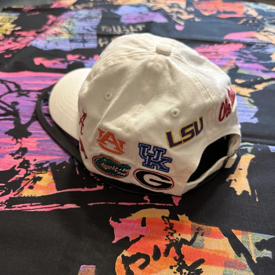 NWOT UNIVERSITY OF ARKANSAS SEC COLLEGES AOP ADJUSTABLE HAT IN WHITE ZEPHYR OSFM - Image 2 of 4
