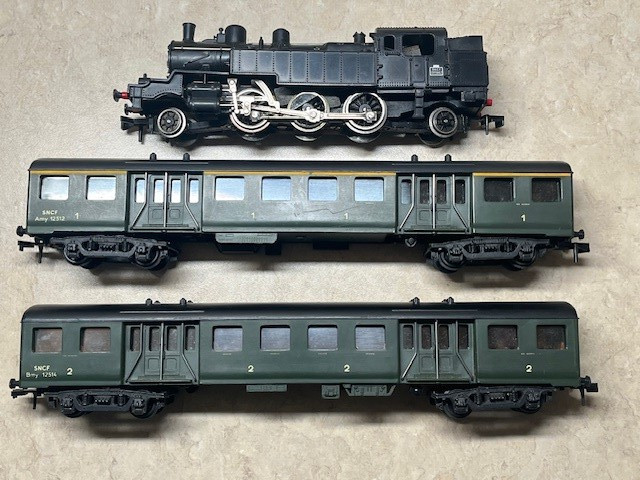 Hornby acHO French Railways (SNCF) Suburban Steam Passenger set - used.