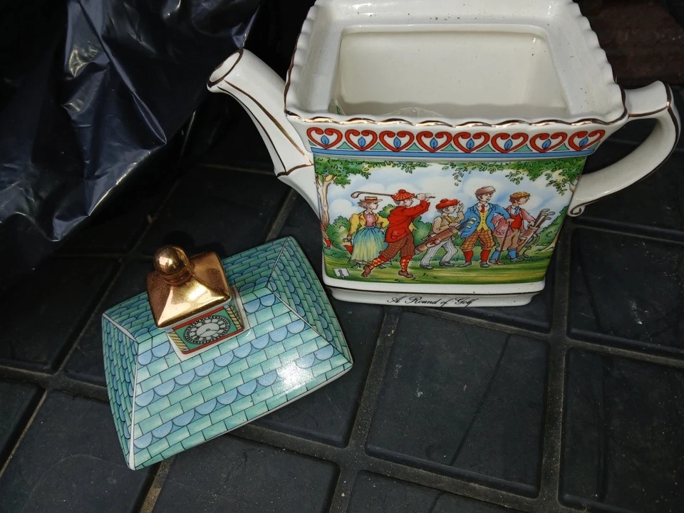 Tetera casa reloj temática de golf Paul Cardew Foto 2 de 3