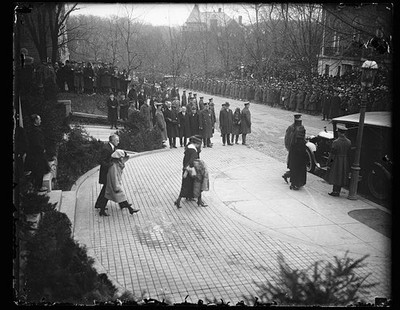 Photo:Washington, D.C., Crowd outside Woodrow Wilson house