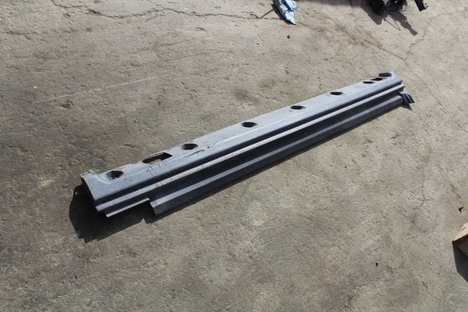 03-05 FALDA LATERAL DERECHA LAND RANGE ROVER FALDA LATERAL MOLDEADA BASCULANTE V912 Foto 2 de 4