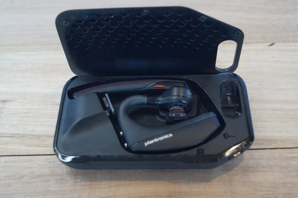Plantronics Voyager Legend UC B235-M Headset BT600 Bluetooth + Charging Case - Image 2 of 4