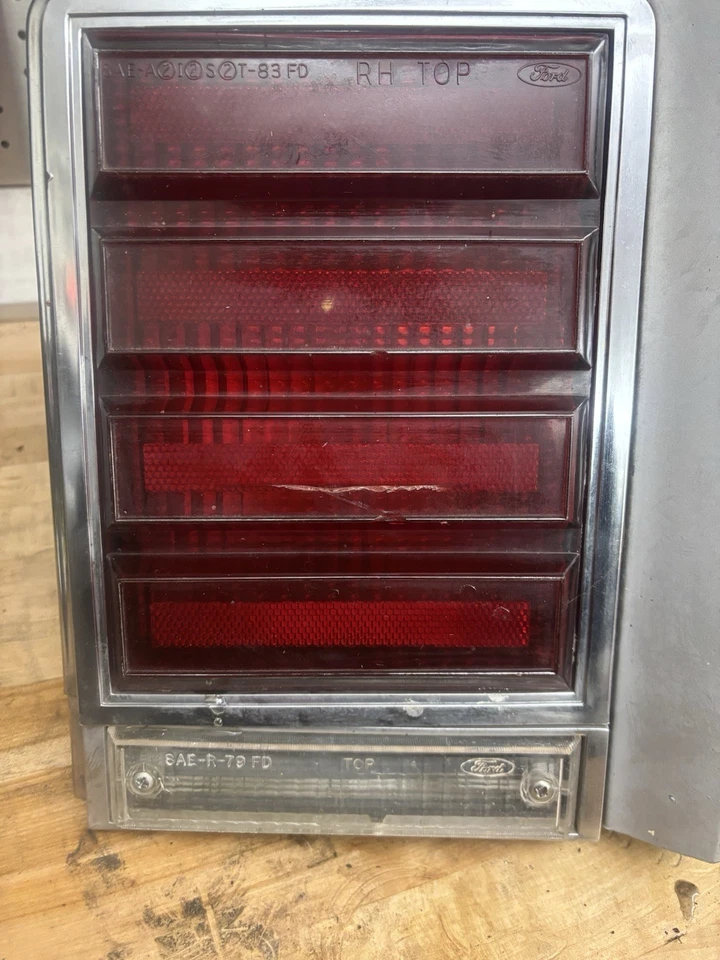 Ford Crown Victoria LTD 1986 conjunto de luces traseras laterales para pasajeros agrietadas usadas Foto 2 de 4