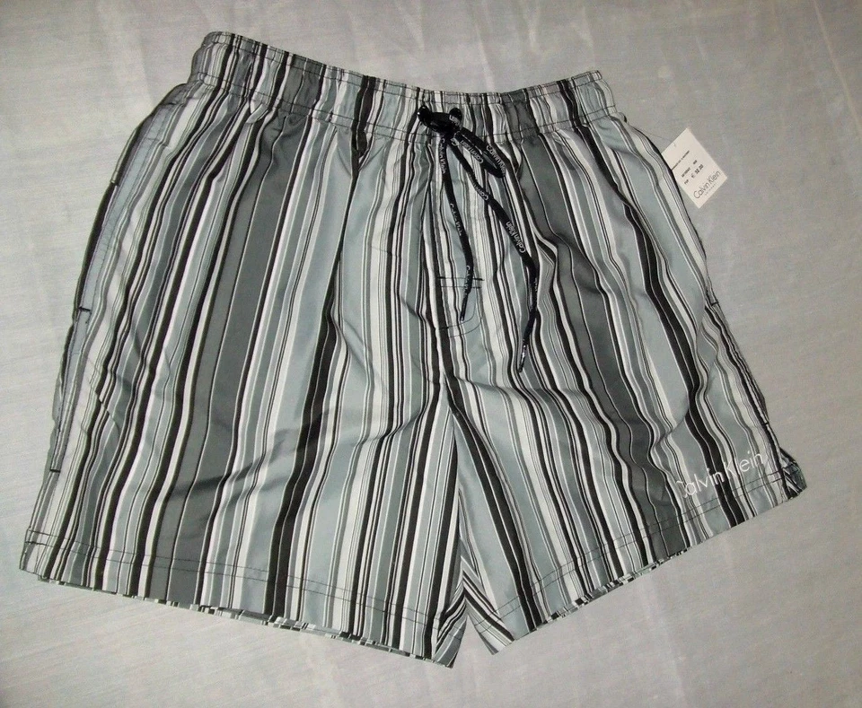 CALVIN KLEIN SHORT DE BAIN HOMME TAILLE M RAYURES NOIRES ET GRISES - Photo 2/4