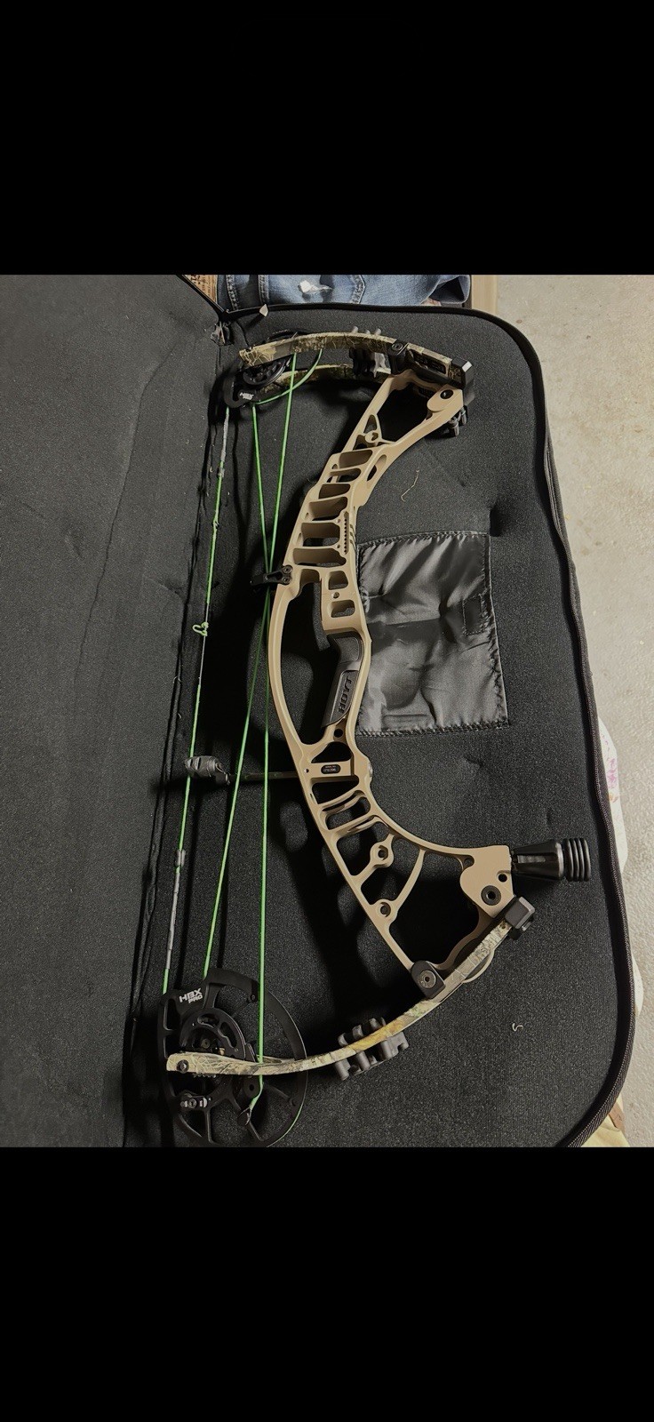 Hoyt Ventum Pro 33 HBX Right Hand Bow 65lbs Realtree Edge Limbs Flo Green String