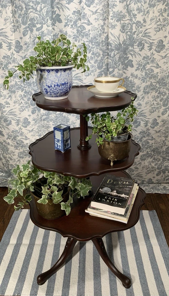 Mesa de camarero Imperial vintage de caoba de 3 niveles con corteza de pastel Foto 2 de 4