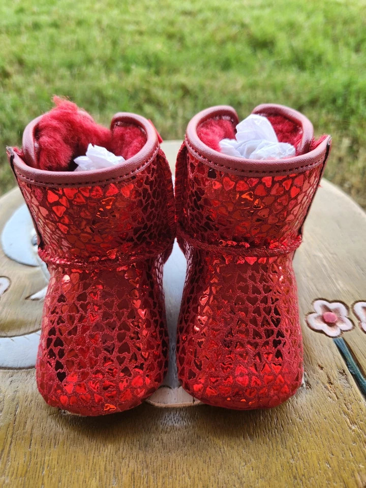 Arco Ugg Bailey "Corazones Metálicos Rojos" Niñas TOTALMENTE NUEVO Niño 0/1C Foto 2 de 4