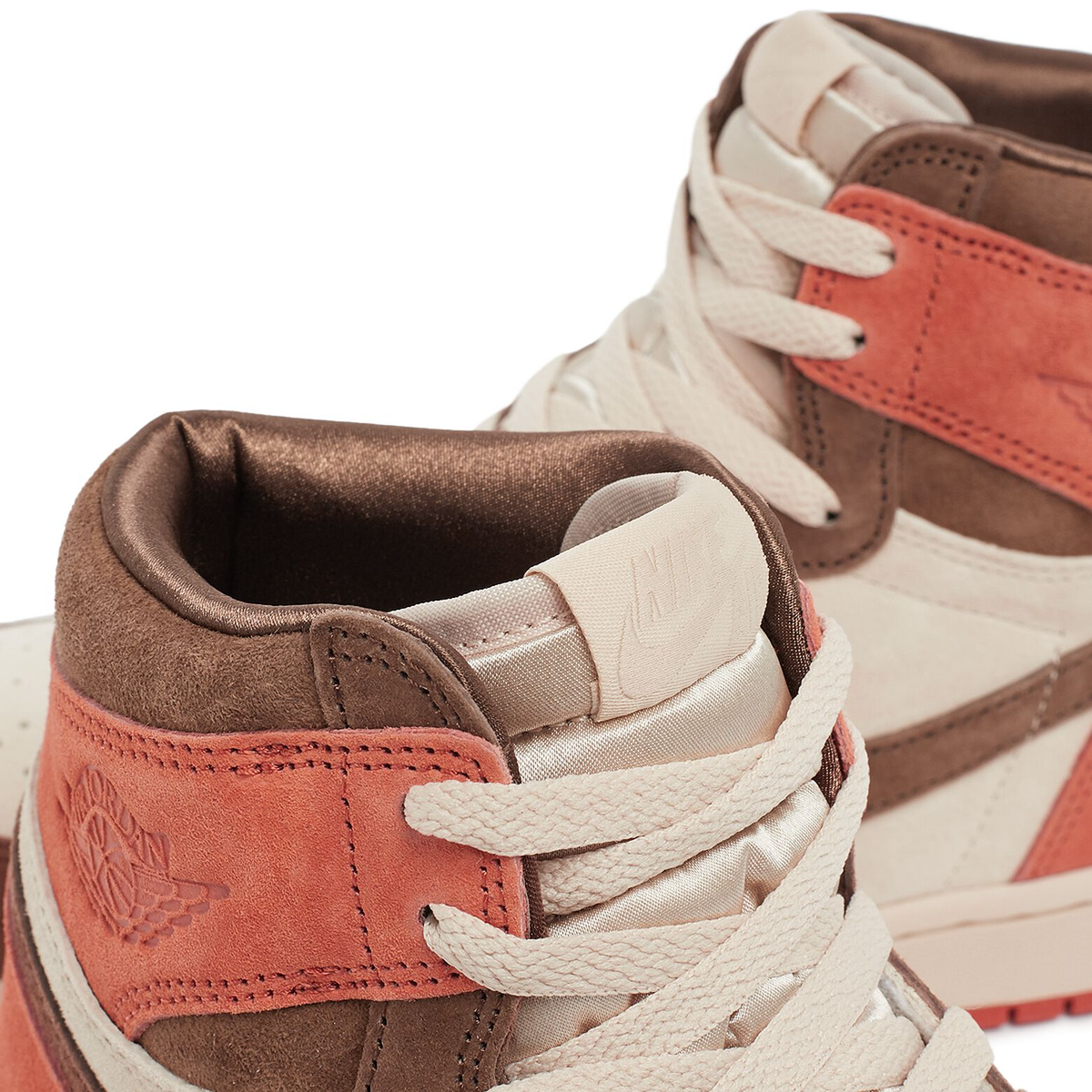 NIKE エアジョーダンレトロ　FQ2941-200 ハイカットシューズ NIKE エアジョーダンレトロ FQ2941-200 ハイカットシューズ