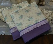 COUNTRY COTTAGE SET OF 2 TINY VINES OF PURPLE FLOWERS, BOWS & LACE PILLOWCASES 
