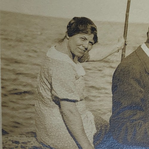 Foto antica vintage Ocean Lake River con bella ragazza snapshot vacanza Candid - Foto 4 di 5