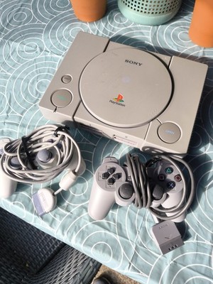 Sony PlayStation 1 PS1 Classic Spielekonsole - Grau Inkl. Controller und Spielen