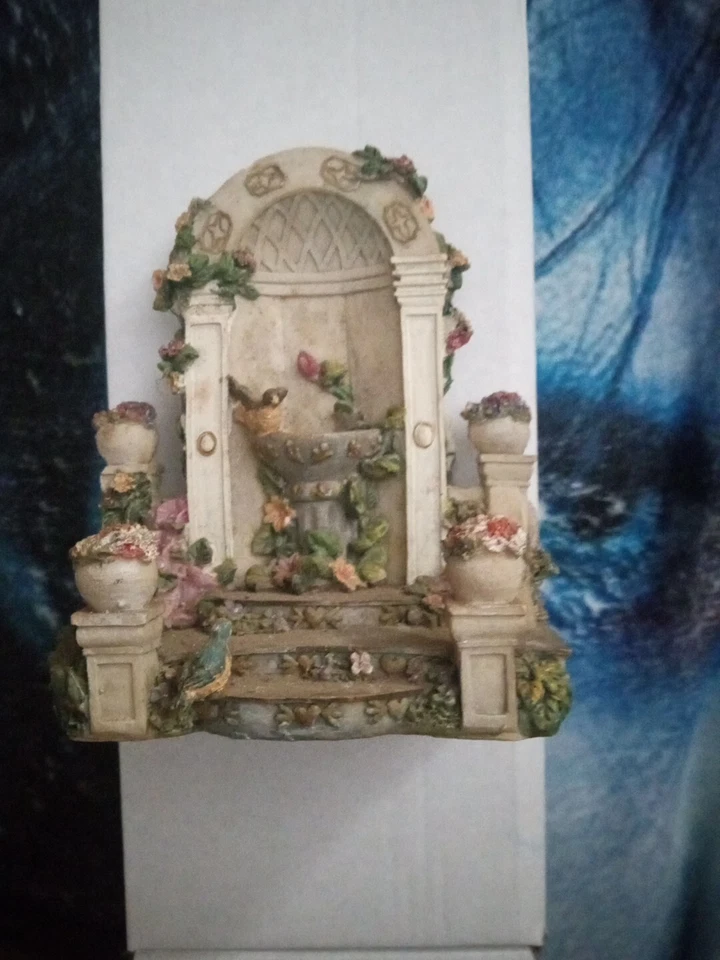 Figura cascada. Resina 4 1/2 pulgadas de alto Foto 2 de 3