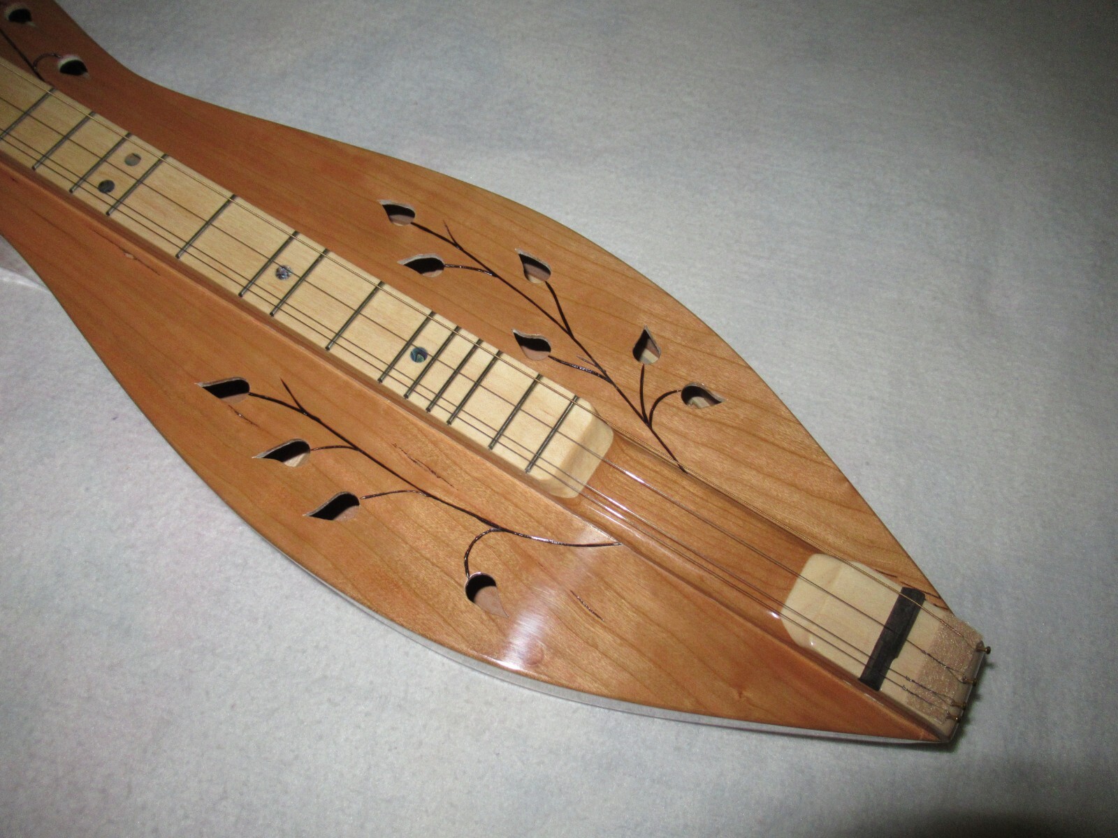 Maze Hourglass Mountain Dulcimer Made USA Leaves Sound holes all Cherry