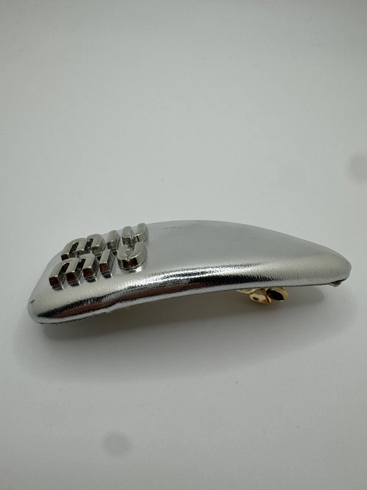 Pinza para el pelo de cuero plateado Miu Miu acento dorado metal y logotipo cosido Foto 2 de 4