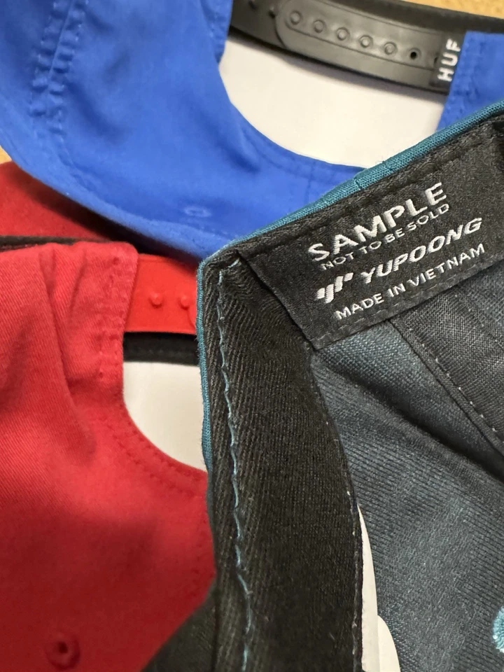 LOTE DE 4 SOMBREROS HUF - Nuevo Snapback negro rojo azul skate calzado skate Foto 3 de 4