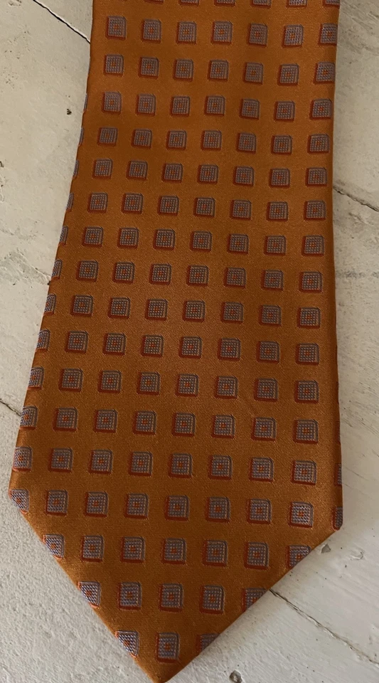 Gravata Kiton qualidade laranja brilhante padrão ponto caixa feita na Itália 100% seda - Imagem 3 de 4