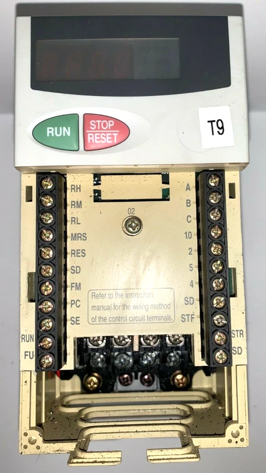 INVERSOR MITSUBISHI E500 FR-E520-0.75K-NA 3 FASES 8.2/5 AMP 1 HP FALTA CUBIERTA Foto 2 de 4