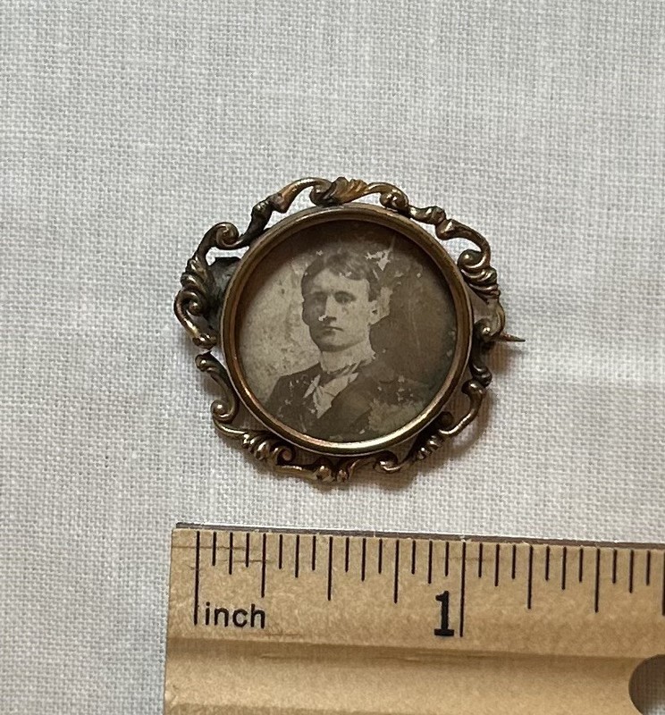Antique Victorian Mourning Brooch Memorial Frame Photo Pin