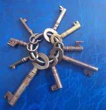 SELECTION OF 9 DIFFERENT ANTIQUE OLD VINTAGE MINIATURE PADLOCK BOX KEYS SKELETON