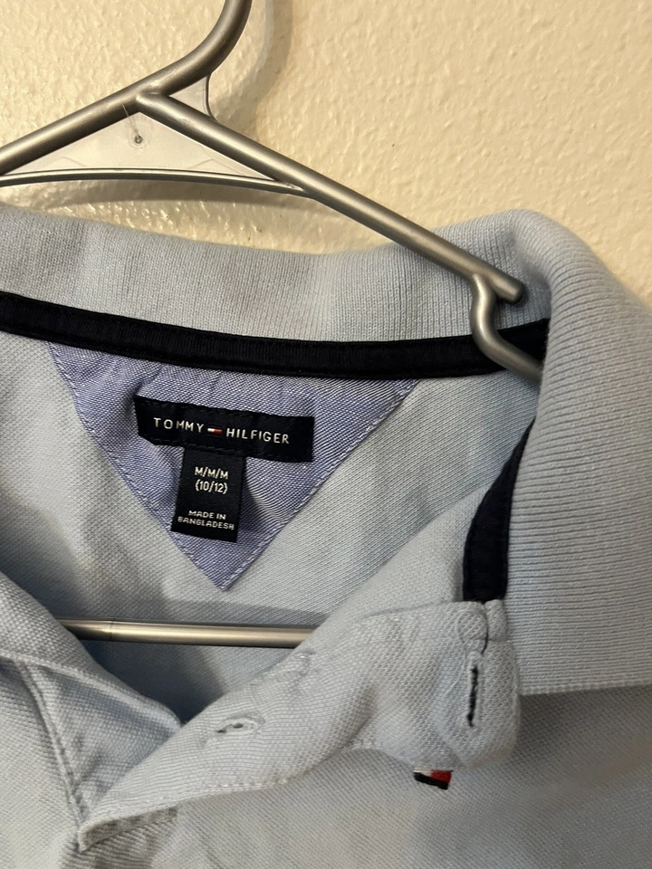 Camisa polo Tommy Hilfiger azul lisa para adolescentes talla mediana Foto 2 de 3