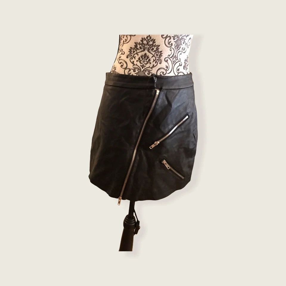 Minifalda negra Material Girl imitación cuero con cremallera punk, grunge Foto 4 de 4