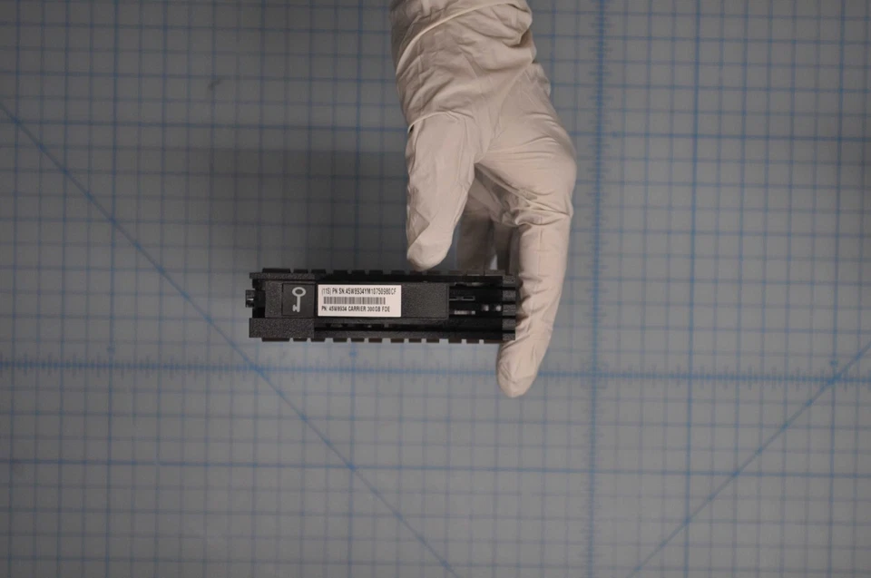 IBM 300GB 15K RPM Fibre Channel 4Gbps 3.5in Hard Drive Grade B 17P9908 - Image 4 of 4