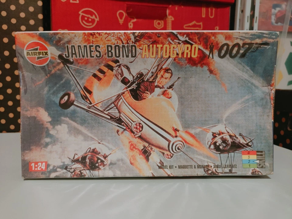 AIRFIX PLASTIC KIT 007 AUTOGYRO 1:24 JAMES BOND "SI VIVE SOLO DUE VOLTE" - Immagine 2 di 4