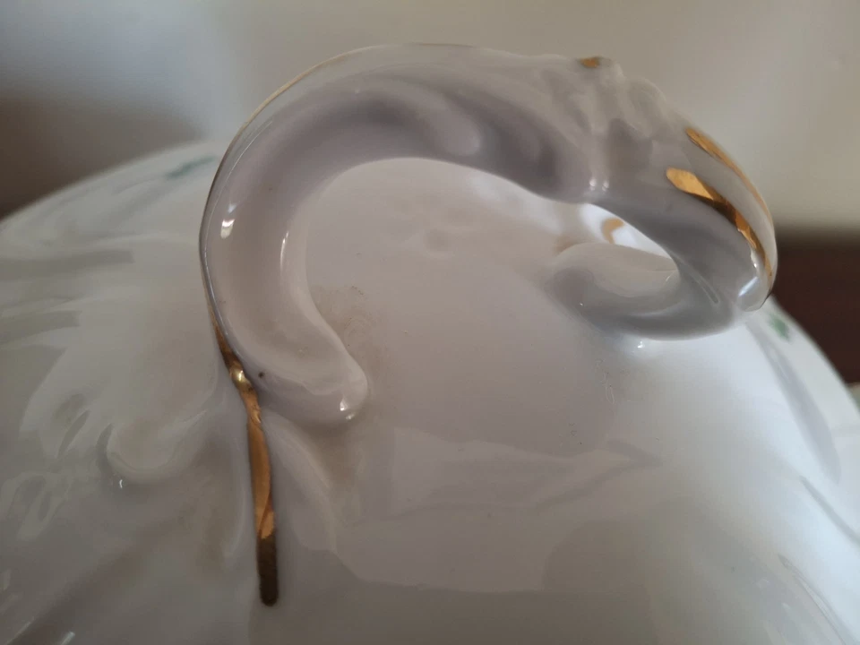 SOUPIERE EN PORCELAINE a décor barbeau. H au col 13, hors tout 22 cm - Photo 4/4