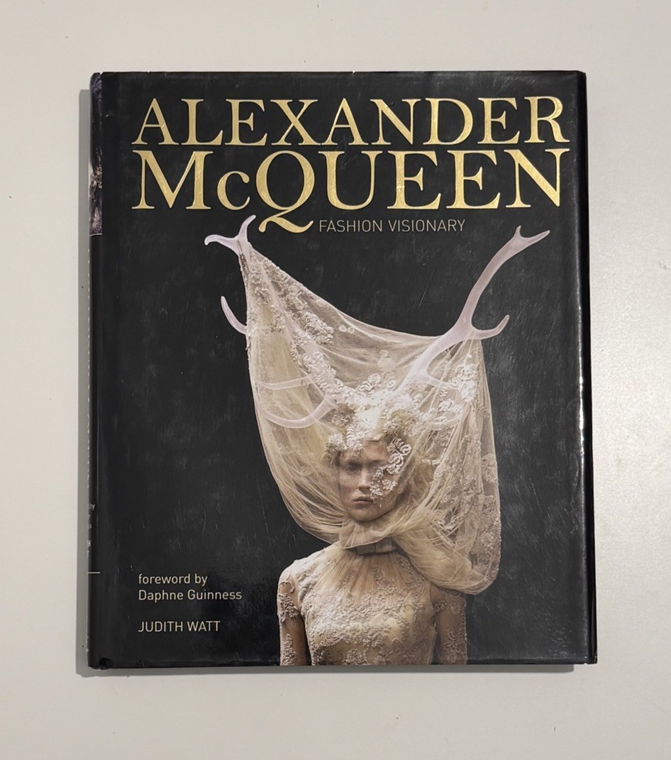 Alexander McQueen: The Legend And The Legacy - Judith Watt