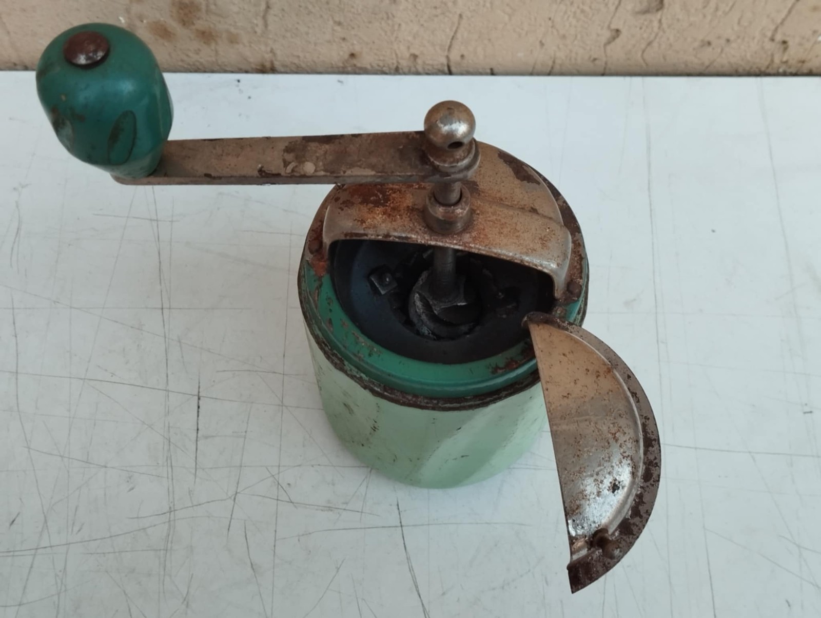 VINTAGE 1950 THREE SWORDS GREEN IRON COFFEE GRINDER Height cm.20