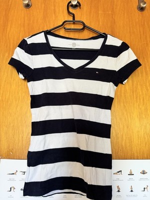 Tommy Hilfiger   Klassisches gestreiftes T-Shirt mit V-Ausschnitt (XS)