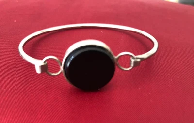 BRACELET VINTAGE PIERRE NOIRE SUR METAL ARGENTE . - Photo 1/4