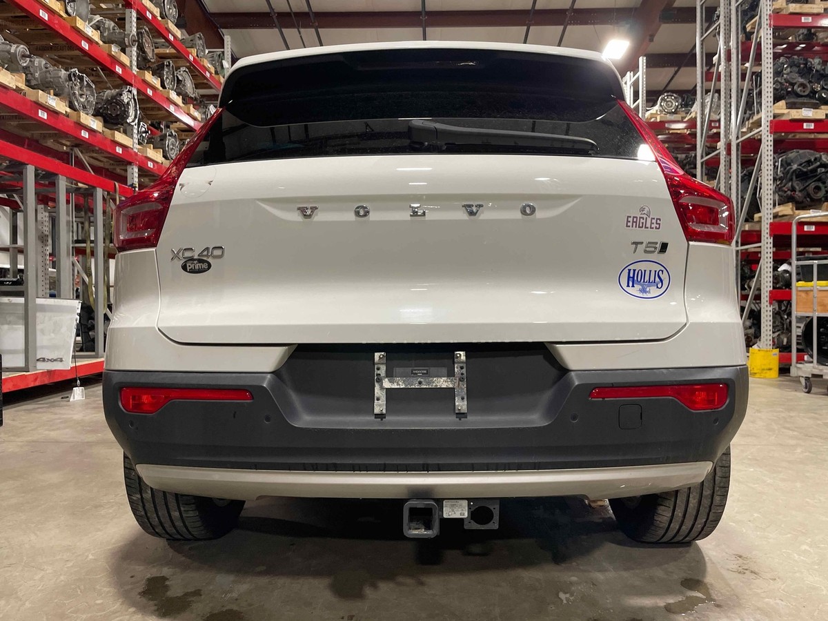 2019 VOLVO XC40 OEM Rear Bumper Cover Auto Park 614 Ice White 19