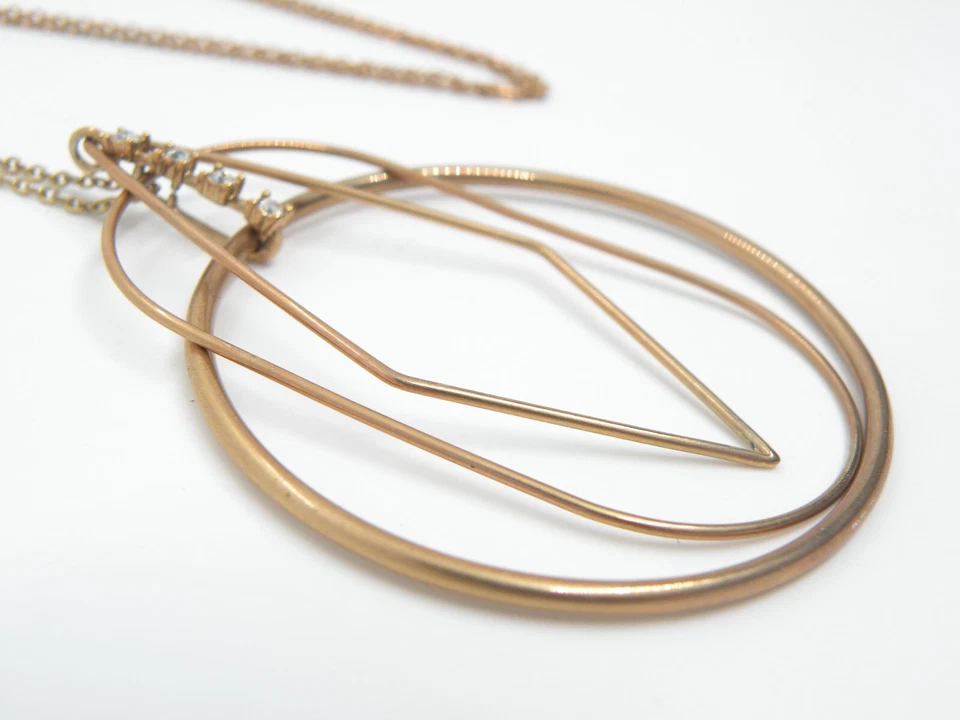 Collar de mujer con colgante de 32" de diamantes de imitación firmado por Vince Camuto tono dorado Foto 3 de 4