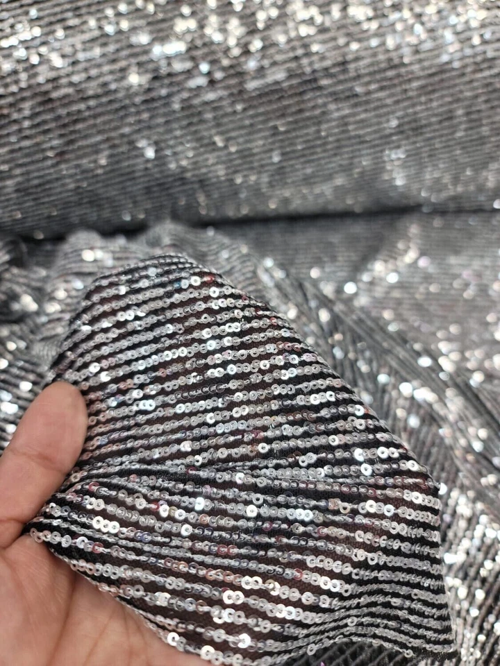 Mini tela de lentejuelas plateadas Glitz de 3 mm por yarda en malla elástica negra para vestido Foto 4 de 4