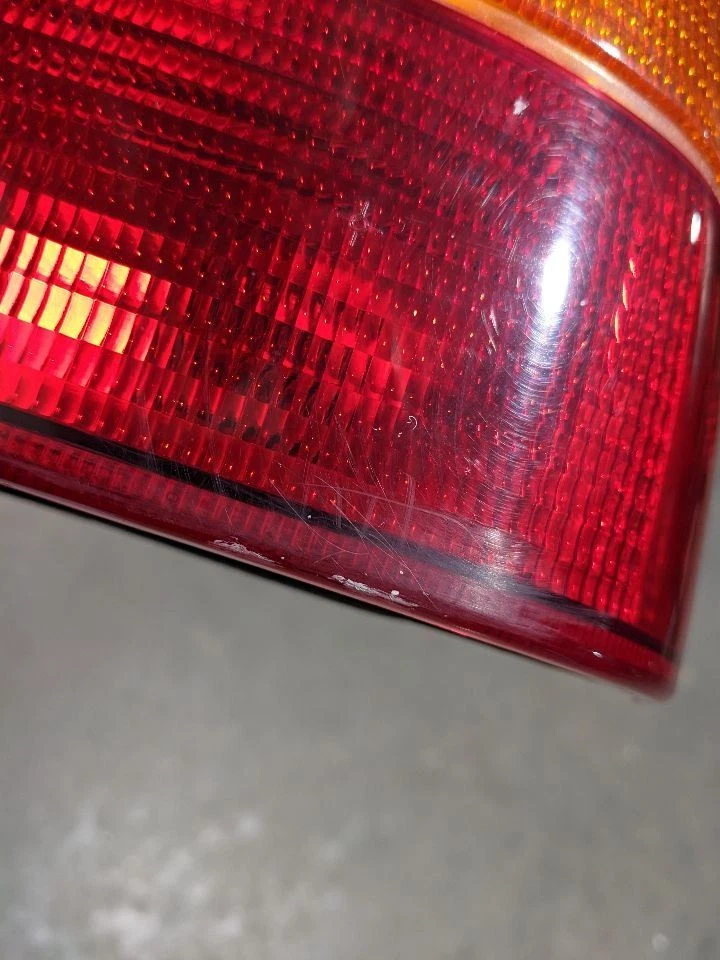 Lanterna traseira direita do passageiro sedã montagem na carroceria compatível com 91-95 VOLVO 940 1155907 - Imagem 2 de 4