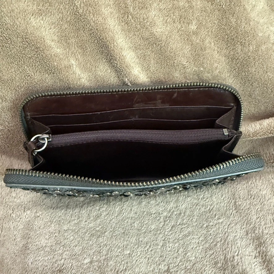 Cartera para mujer Frye DeborahZip Around plateada Gunmetal metálica con tachuelas Foto 4 de 4