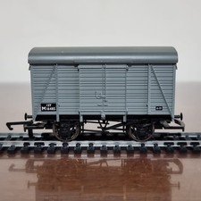 Hornby R1075 BR Ventilated Van M16485 Grey Unboxed