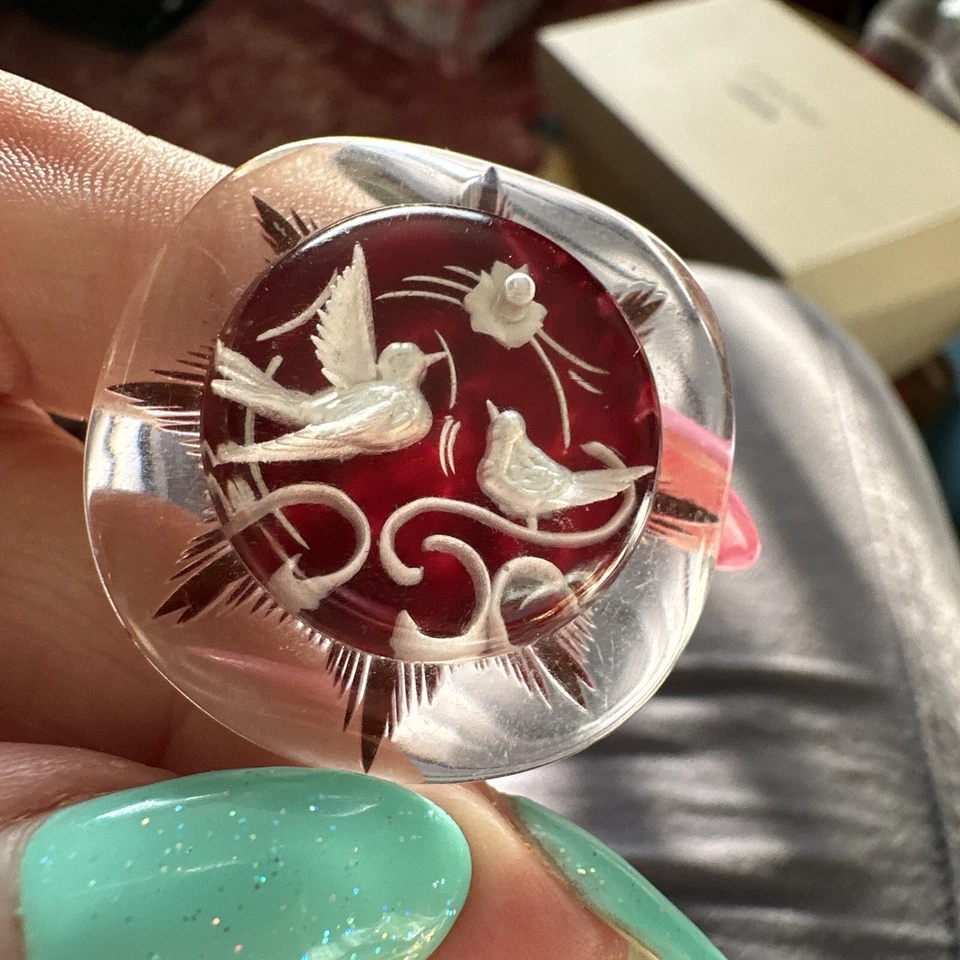 A VINTAGE LUCITE BUTTON BEAUTIFUL BIRD DESIGN 3.5CMS - Image 2 of 3